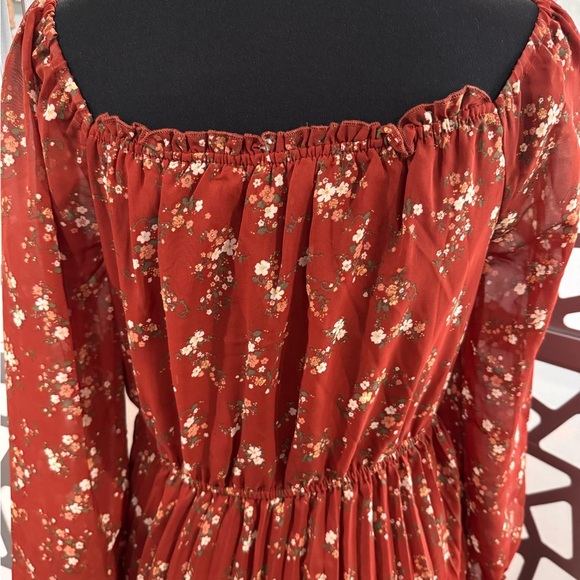 Elegant Long Sleeve Floral Dress in Red - Picture 3 of 10